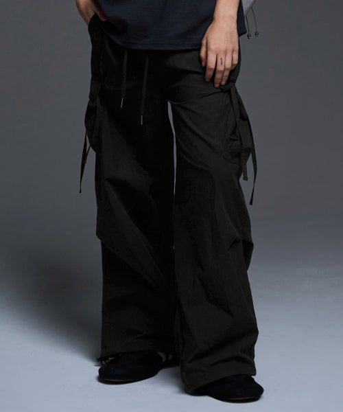 [𝐅𝐚𝐧𝐜𝐲 𝐜𝐥𝐮𝐛©] RIBBON CARGO PARACHUTE PANTS (2 color)