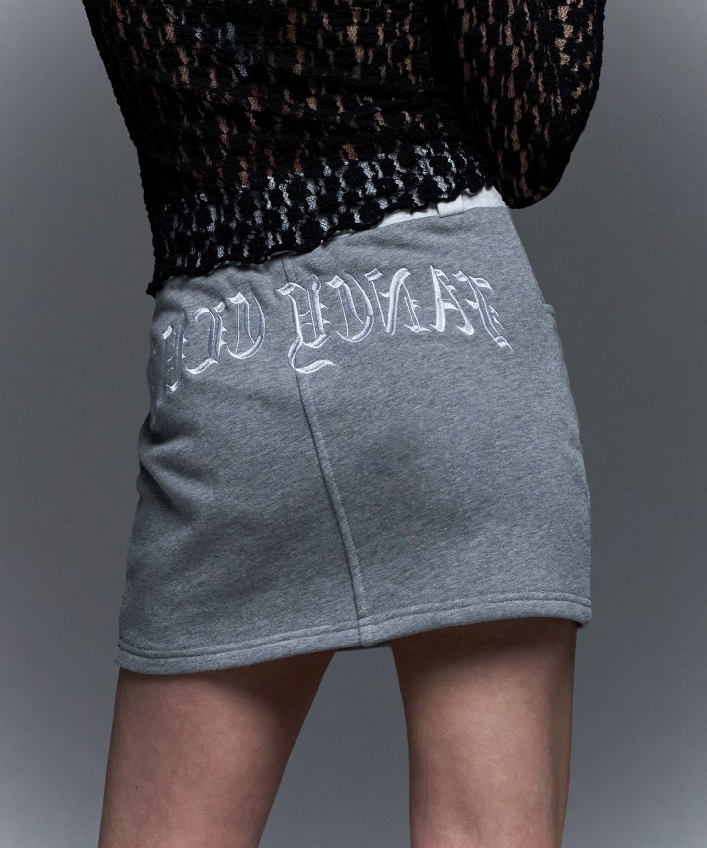 [𝐅𝐚𝐧𝐜𝐲 𝐜𝐥𝐮𝐛©] LETTERING SWEAT PANTS SKIRT (2 color)